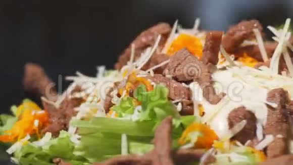 欧洲美食沙拉和羊肉特写视频的预览图