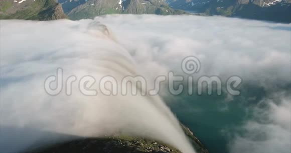 挪威峡湾上空的云瀑布视频的预览图