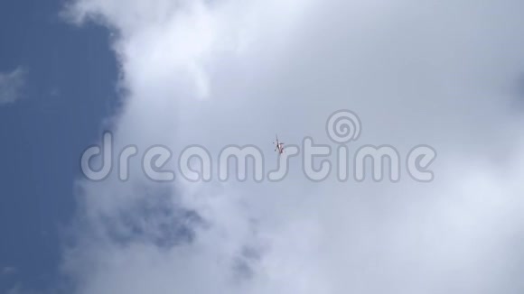 红苏31在云层中显示出一个名为尾侧的特技飞行形象视频的预览图