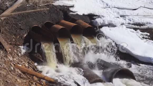 排入河流的锈管工业液体废物视频的预览图