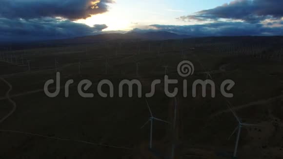 早上风车发电机的美丽景观视频的预览图