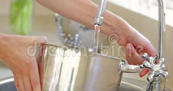 女人用自来水灌锅视频的预览图