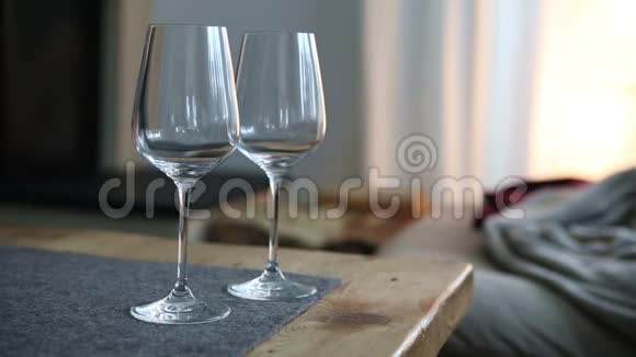 双杯红葡萄酒的特写镜头视频的预览图