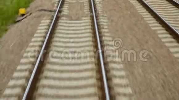 从铁轨上看到逃跑的火车视频的预览图