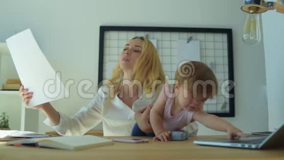 忙碌的女人在家拿文件视频的预览图