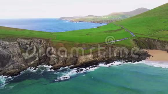 在丁乐半岛典型的爱尔兰西海岸上空飞行视频的预览图