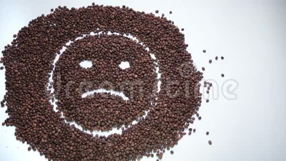 悲伤的微笑制成的咖啡豆变得快乐视频的预览图