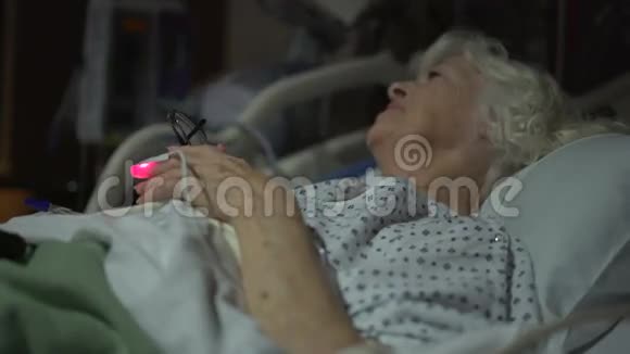 快乐的老年病人和护士说话视频的预览图