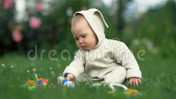一个快乐的女婴正在草地上玩耍视频的预览图