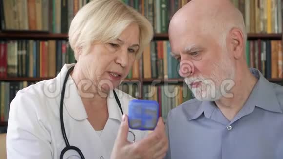 工作中的女性专业医生高级医师在家咨询病人有关新药的情况视频的预览图