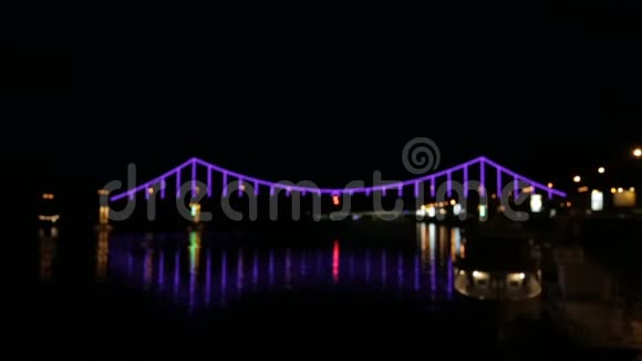 这座跨河的桥上挂着彩灯视频的预览图