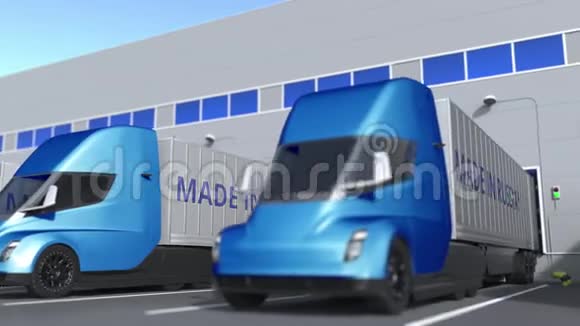 现代半挂车卡车与MADE在俄罗斯文本被装载或卸载在仓库与俄罗斯有关的业务视频的预览图