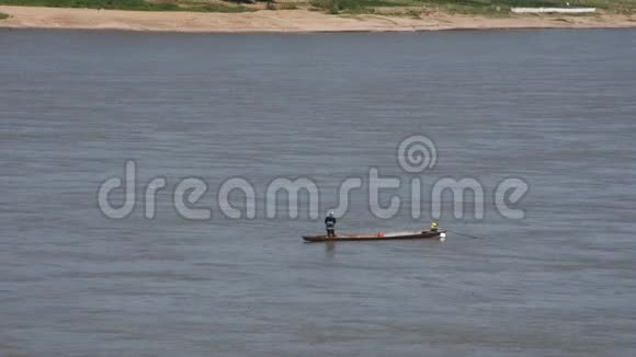 泰国人和老挝人乘坐长尾船在湄公河捕鱼视频的预览图