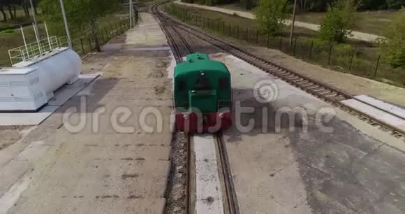 小火车头在森林里沿着铁路行驶火车的运动是从无人机上拍摄的这就是视频的预览图