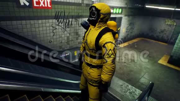 一位穿着化学防护服的幸存者从一条废弃的地铁上爬上扶梯后世界末日的概念视频的预览图