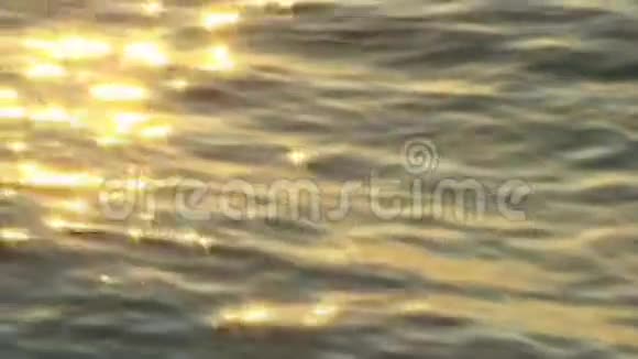 太阳在海浪中眩光视频的预览图