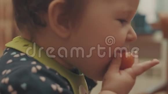 小宝宝吃番茄然后咯咯地吃酸视频的预览图