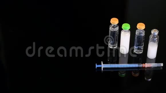 四瓶胰岛素和注射器特写视频的预览图