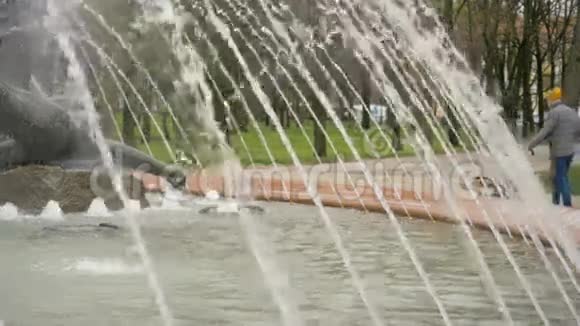 喷泉中的水滴慢速运动180fps视频的预览图