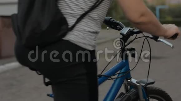 穿条纹衬衫的女人骑自行车视频的预览图