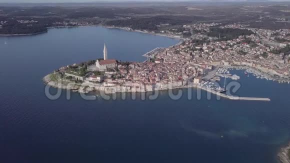 从空中俯瞰克罗地亚伊斯特拉的罗维尼未经修改的日志格式视频的预览图