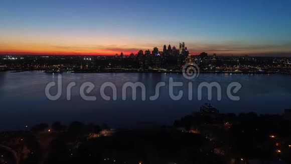 日落后费城市中心的鸟瞰图视频的预览图