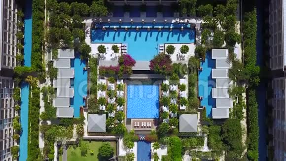酒店内豪华游泳池的俯视图视频的预览图