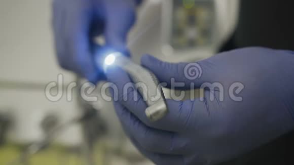 牙科医生手中的医疗手术工具视频的预览图