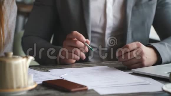 商务人员在与商务同事会面时签署合同视频的预览图