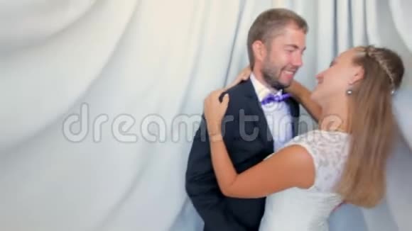 新婚快乐的新娘和新郎在白色背景下结婚视频的预览图
