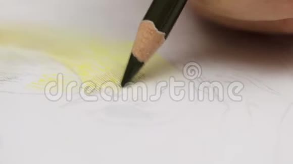 彩色铅笔在纸上画的详细宏观视图2倍慢镜头视频的预览图