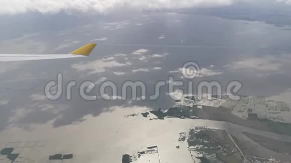 从飞机窗口可以看到天际线云层美丽的森林海洋船只山脉岛屿房屋和建筑物视频的预览图