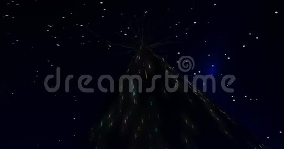 3d渲染在夜空中爬上一棵树视频的预览图