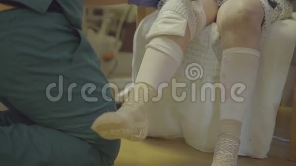 护士用绷带包扎膝盖伤口视频的预览图