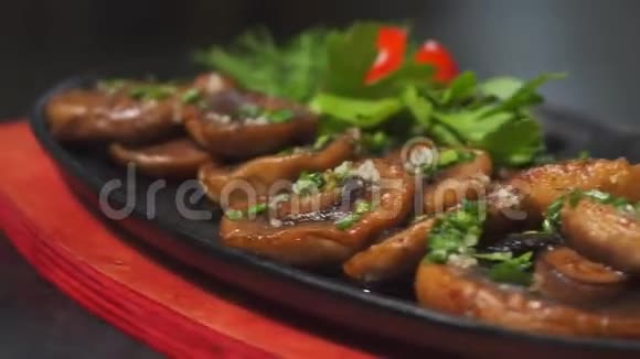 欧洲美食烤蘑菇视频的预览图