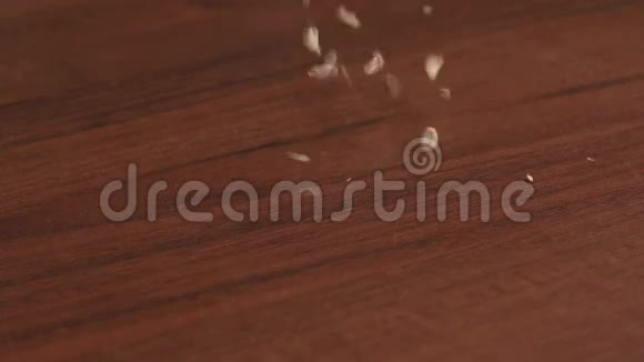 燕麦片在木桌上慢慢溢出视频的预览图