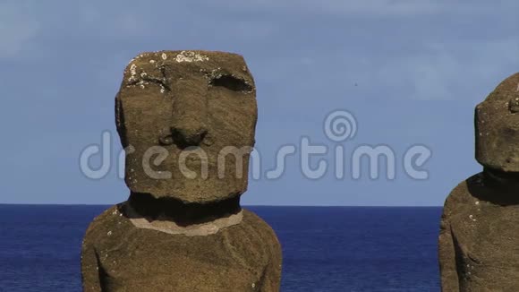 复活节岛的莫艾雕像与蓝天和水紧密相连视频的预览图