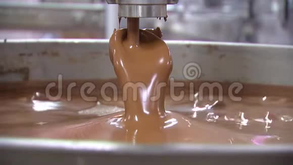 在巧克力工厂倒巧克力视频的预览图