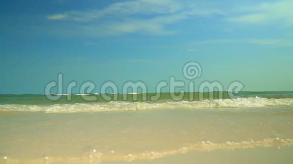 热带岛屿越南岛海岸的透明水在荒岛海滩上阳光明媚的一天视频的预览图