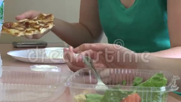 吃一个美味的披萨2分之一视频的预览图