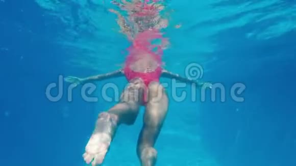 池中游泳的美丽女子的水下景色视频的预览图