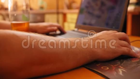 手抓鼠标人用电脑工作与笔记本电脑合作近距离射击视频的预览图