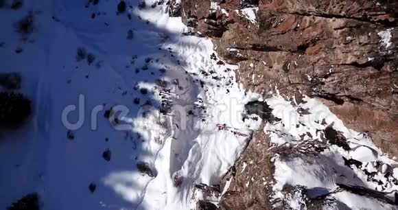 岩石间的瀑布山间的冬瀑谎言雪正在上升吃和木材视频的预览图