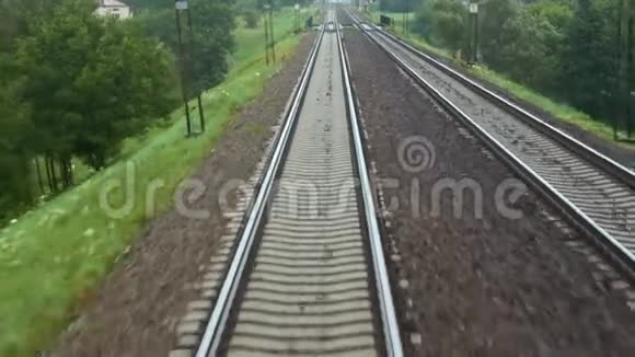 从铁轨上看到逃跑的火车视频的预览图