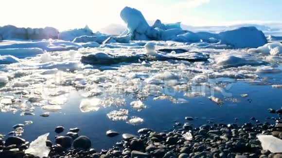 冰蓝色冰川湖视频的预览图