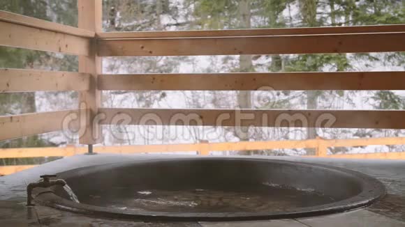 铸铁缸加矿泉水用冷水打开水龙头视频的预览图