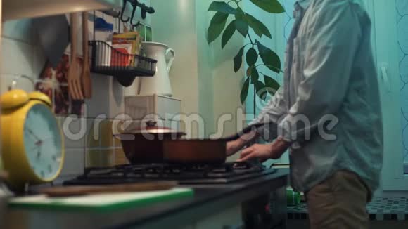 用平板电脑在厨房的炉子上用锅做饭视频的预览图
