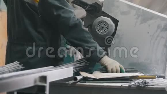 复合玻璃纤维增强材料的制造工人切割电线和计数生产视频的预览图