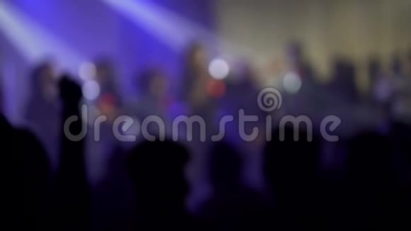 黑人非洲人在音乐厅祈祷舞把河举起来从你的手中射出背光视频的预览图