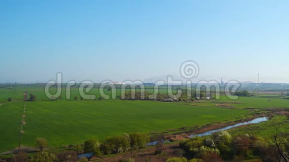 田野和河流的全景视频的预览图